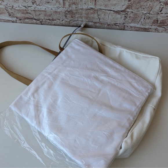 COZY EARTH Bamboo Individual Flat Sheet
Size Twin 39” X 75” X 18” - Picture 7 of 8